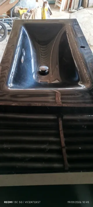 Mueble de baño negro y blanco