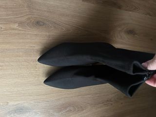 Botines negros con cremallera