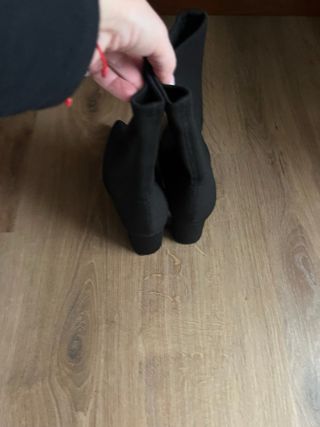 Botines negros con cremallera