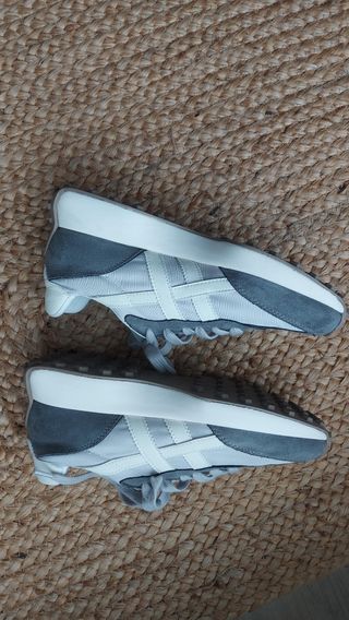 Zapatillas tipo New Balance 327. Una puesta.