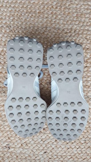 Zapatillas tipo New Balance 327. Una puesta.