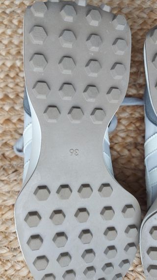 Zapatillas tipo New Balance 327. Una puesta.