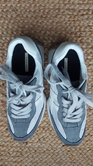 Zapatillas tipo New Balance 327. Una puesta.