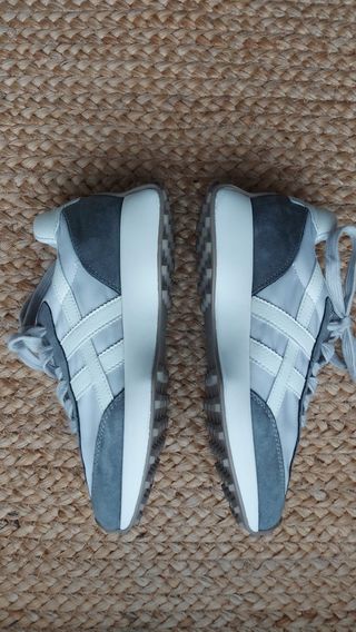 Zapatillas tipo New Balance 327. Una puesta.