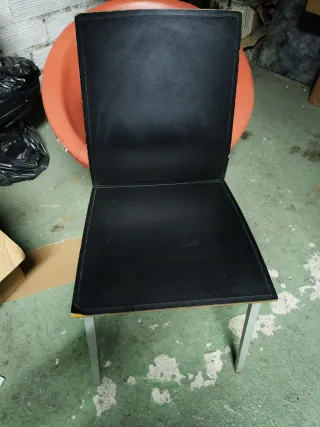 Sillas negras de piel sintética y metal