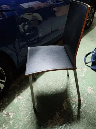 Sillas negras de piel sintética y metal