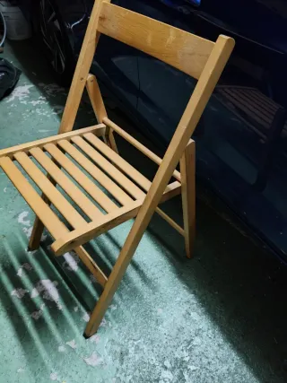 Sillas negras de piel sintética y metal