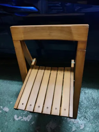 Sillas negras de piel sintética y metal