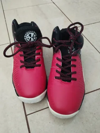 Zapatillas Baloncesto Rojas y Negras
