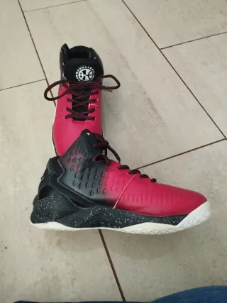 Zapatillas Baloncesto Rojas y Negras