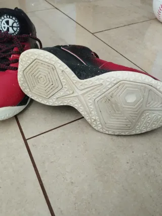 Zapatillas Baloncesto Rojas y Negras