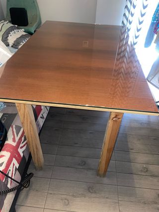 Mesa madera con cristal marrón