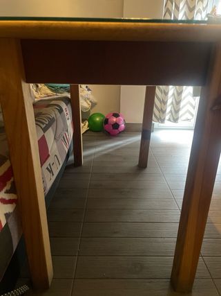 Mesa madera con cristal marrón