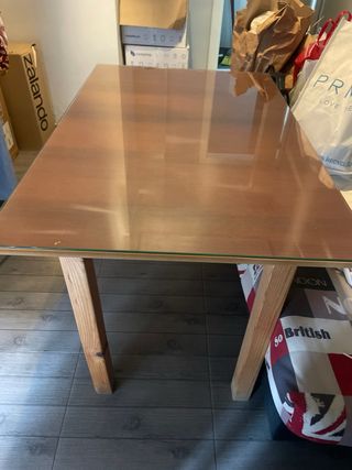 Mesa madera con cristal marrón