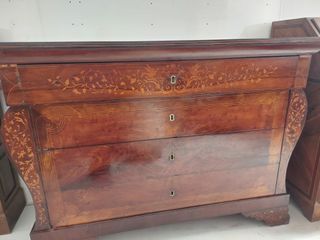 Cómoda Isabelina de madera con marquetería