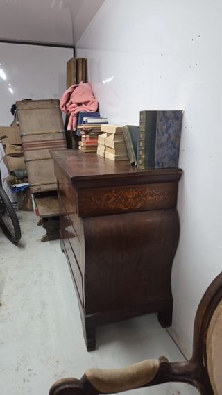 Cómoda Isabelina de madera con marquetería