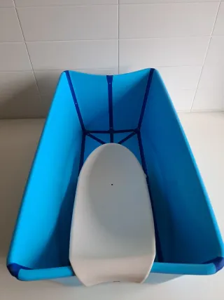 Bañera Stokke con reductor para bebé
