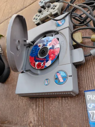 PlayStation 1 (PS1) gris con juegos