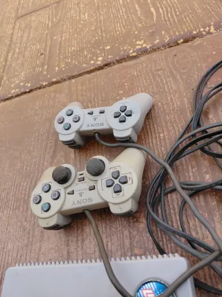 PlayStation 1 (PS1) gris con juegos