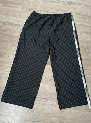 Cómodo pantalón negro de vestir  con rayas blancas