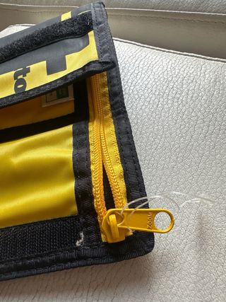 Cartera Benetton Velcro Amarilla Negra