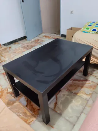 Mesa de centro negra de madera