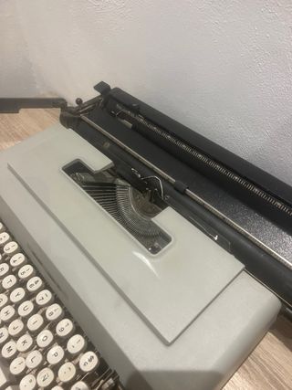 Máquina de escribir Olivetti Linea 98