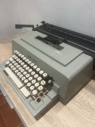 Máquina de escribir Olivetti Linea 98