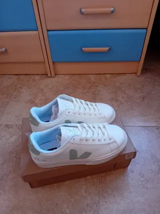 Zapatillas Veja Blancas y Verde Oliva