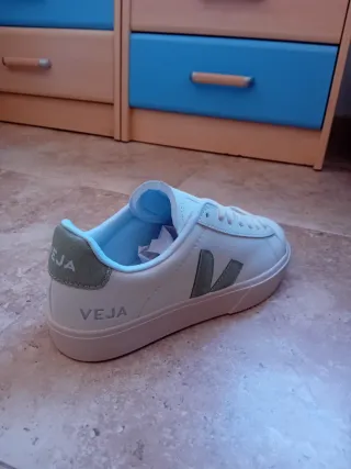 Zapatillas Veja Blancas y Verde Oliva