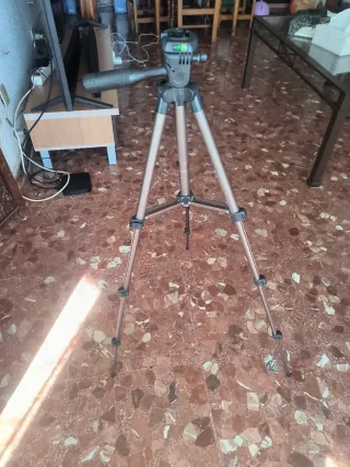 Trípode para cámara con nivel y regulable.