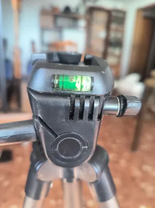 Trípode para cámara con nivel y regulable.