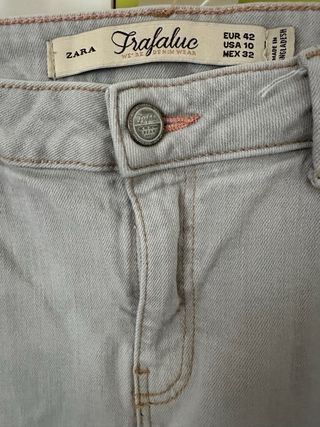 Vaqueros grises rotos abajo