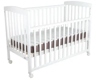 Cuna de madera blanca con ruedas