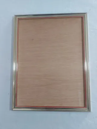 Marco Dorado con Borde Rojo