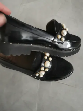 Zapatos negros Kylie con perlas