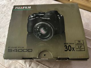 Cámara Fujifilm FinePix S4000 + Caja y Funda