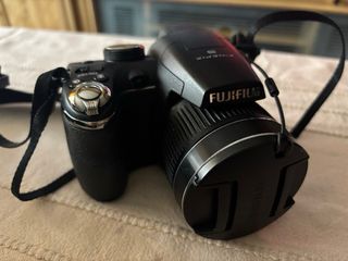 Cámara Fujifilm FinePix S4000 + Caja y Funda