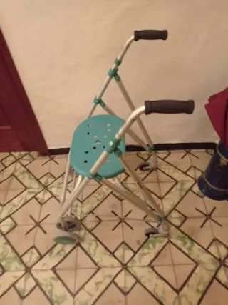 Andador con asiento y ruedas