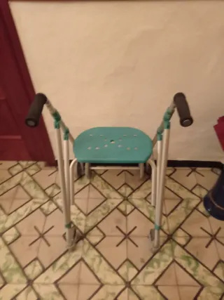 Andador con asiento y ruedas