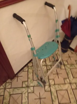 Andador con asiento y ruedas