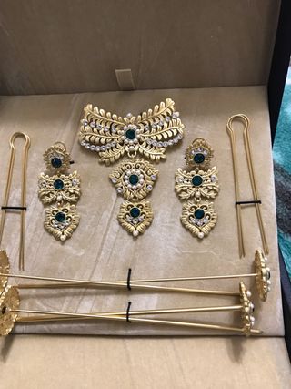 Aderezo Valenciana Oro y piedra verde esmeralda