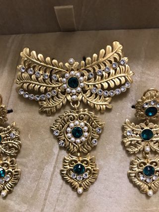 Aderezo Valenciana Oro y piedra verde esmeralda