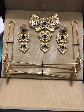 Aderezo Valenciana Oro y piedra verde esmeralda