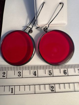 Pendientes rojos y plateados