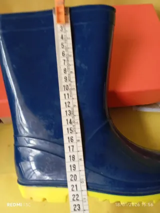 Botas de agua infantiles número 31.