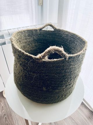 Cesta de yute verde con asas