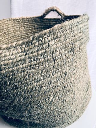 Cesta de yute verde con asas