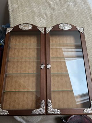 Vitrina de madera con detalles plateados
