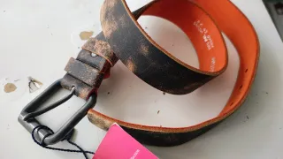 Cinturón de piel negro y naranja